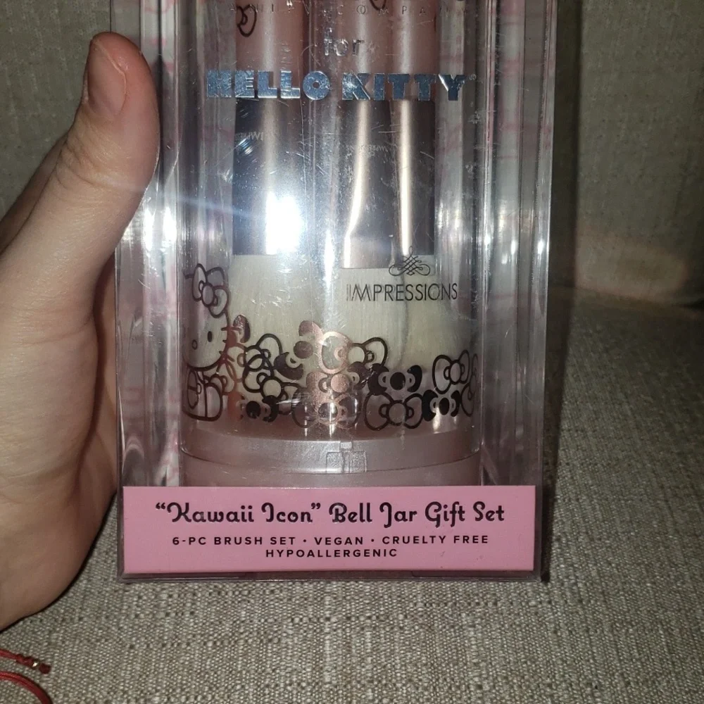 NEW-Hello Kitty brush set